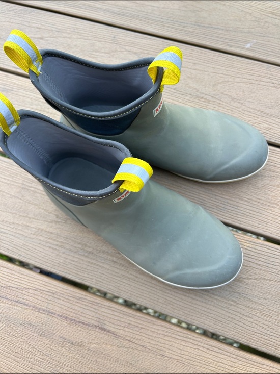XTRATUF Men’s Gray Chelsea Deck Boots with Yellow Pull Tabs, Sz 9